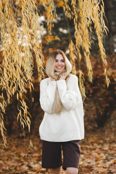Длинноволосая Блондинка Берегу Реки Счастливая Молодая Девушка Расслабляется Осенний День — стоковое фото
