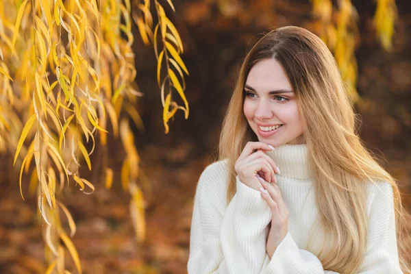 Portrait Une Charmante Blonde Sourire Magnifique Fille Dans Pull Blanc — Photo