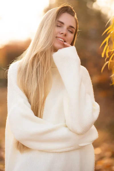 Portrait Une Charmante Blonde Sourire Magnifique Fille Dans Pull Blanc — Photo