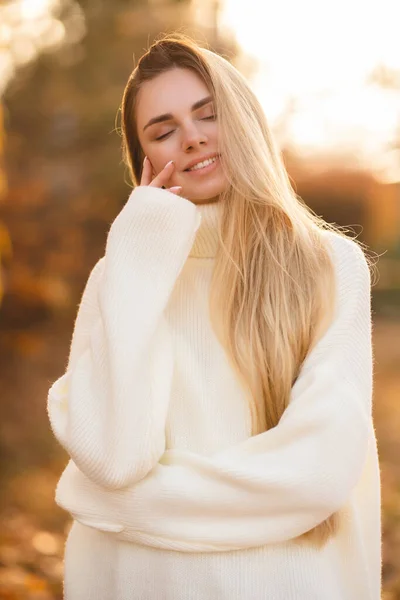 Portrait Une Charmante Blonde Sourire Magnifique Fille Dans Pull Blanc — Photo