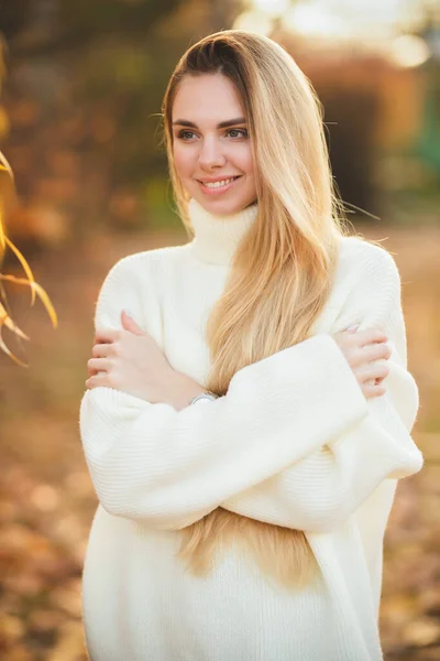 Portrait Une Charmante Blonde Sourire Magnifique Fille Dans Pull Blanc — Photo