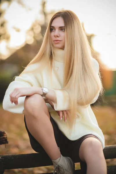 Atrakcyjna Blondynka Białym Swetrze Tle Jesiennych Kolorów — Zdjęcie stockowe