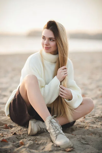 Portrét Půvabné Blondýny Nádherným Úsměvem Dívka Bílém Svetru Odpočívá Břehu — Stock fotografie