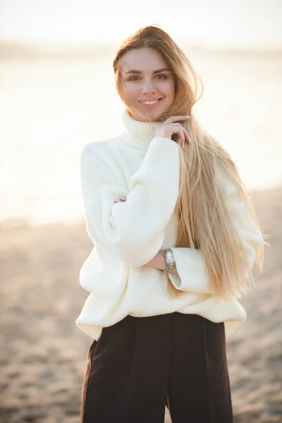 川の岸に長い髪のブロンド 幸せな若い女の子は秋の日にリラックス — ストック写真