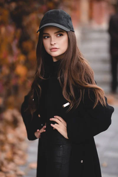 Retrato Otoño Aire Libre Una Joven Elegante Mujer Moda Que —  Fotos de Stock