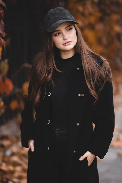 Jesienny Portret Atrakcyjnej Dziewczyny Jesienne Odcienie Stylowa Dziewczyna Relaksuje Się — Zdjęcie stockowe