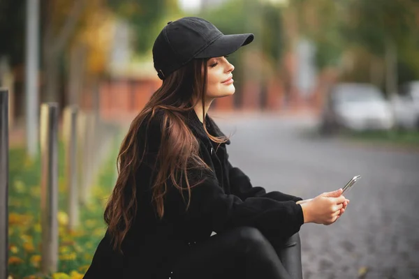 Belle Jeune Fille Dans Une Casquette Baseball Avec Smartphone Dans — Photo