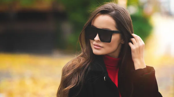 Ceketli Şık Gözlüklü Çekici Bir Genç Kızın Moda Portresi Ilık — Stok fotoğraf