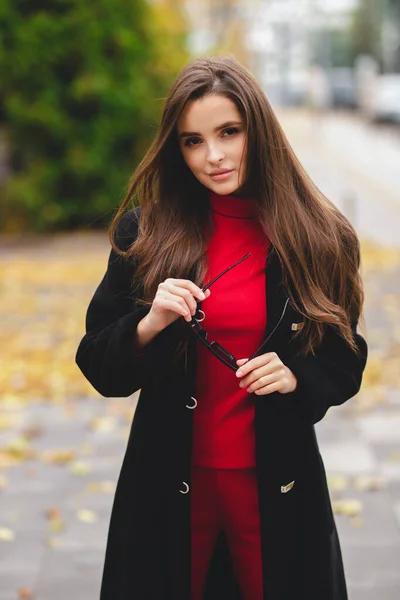 Herbstporträt Eines Attraktiven Mädchens Herbstliche Schatten Stilvolles Mädchen Entspannt Warmen — Stockfoto