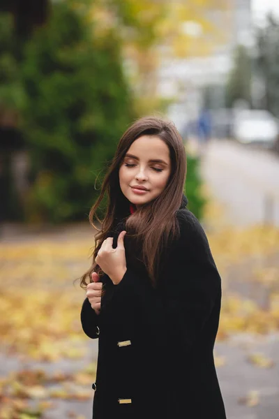 매력적 소녀의 가을의 아름다운 소녀는 가을에 휴식을 취한다 — 스톡 사진