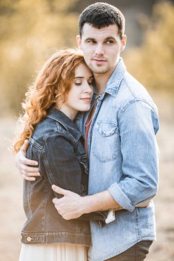 Taş bir uçurumun arkasında güzel bir çift. Birbirini seven bir çiftin portresi.