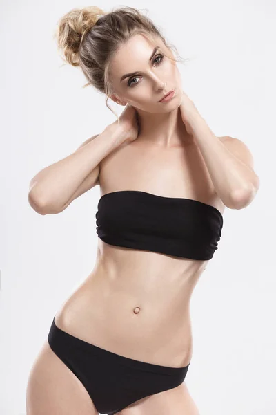 Sexy Weiße Kaukasische Mädchen Einem Schwarzen Bikini Auf Weißem Studiohintergrund — Stockfoto