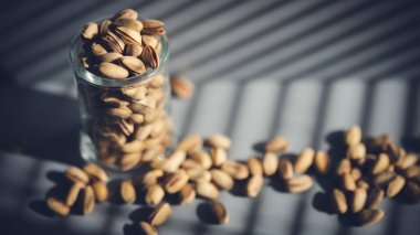 Fıstıklı fıstık. Durgun hayat. Büyük bir şarap kadehinde şam fıstığı. Fıstık, yakın çekim.