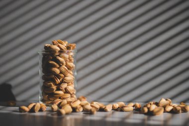 Fıstıklı fıstık. Durgun hayat. Büyük bir şarap kadehinde şam fıstığı. Fıstık, yakın çekim.