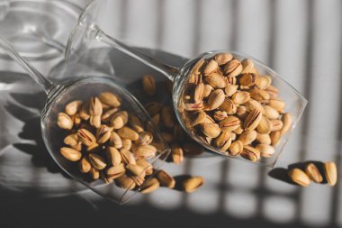 Fıstıklı fıstık. Durgun hayat. Büyük bir şarap kadehinde şam fıstığı. Fıstık, yakın çekim.