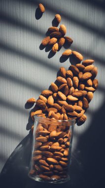 Badem fındıkları kapanıyor. Fındık dolu bir kavanoz..