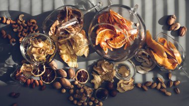 Güneşte kurutulmuş portakal. Kurutulmuş turunçgiller. Durgun hayat. Sağlıklı beslenme ve yaşam tarzı