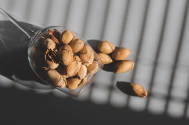 Taze cevizlerle dolu bir hayat. Cam kasede fındık