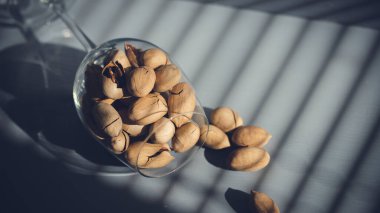 Taze cevizlerle dolu bir hayat. Cam kasede fındık