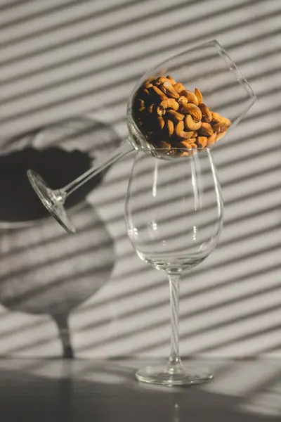 Καρύδια Κάσιους Ένα Κομψό Ποτήρι Κρασιού Νεκρή Ζωή — Φωτογραφία Αρχείου