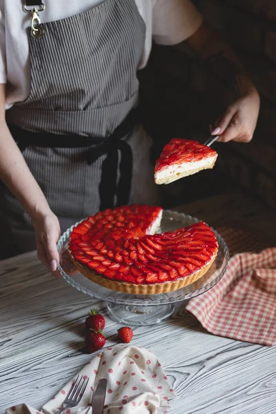 草莓果馅饼 食品摄影 一片开胃的草莓派 — 图库照片