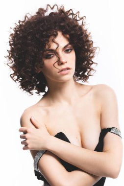 Afrika bukleleri olan çekici bir kızın modaya uygun portresi. Beyaz arka planda iç çamaşırlı seksi kız..