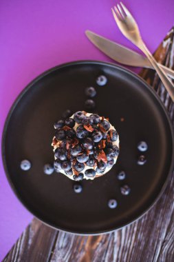 Yabanmersinli ve çikolatalı tatlı.