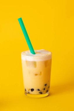 Sarı arka planda yeşil kamışlı sarı limonata.