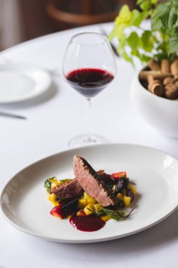 Meyve ve sebze soslu ördek göğsü.