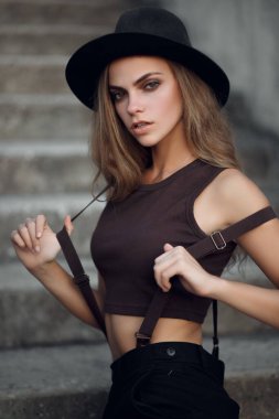 Moda kadını portresi. Şehirde poz veren güzel bir kız.