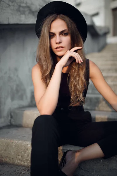通りの背景に帽子で美しい魅力的なスタイリッシュな女性 夏ファッショントレンド — ストック写真