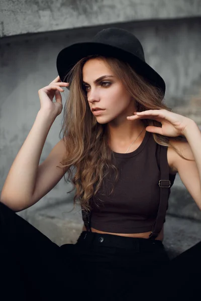 Красивая Привлекательная Стильная Женщина Шляпе Фоне Улицы Летняя Мода — стоковое фото