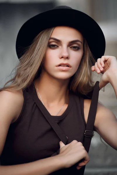 Красивая Привлекательная Стильная Женщина Шляпе Фоне Улицы Летняя Мода — стоковое фото
