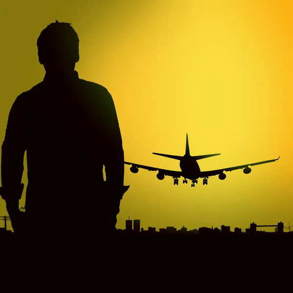 Uomo sullo sfondo dell'aereo di atterraggio — Foto Stock