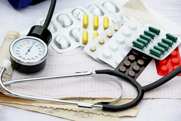 Stethoscope, blood pressure monitor, pills — Stock Photo, Image