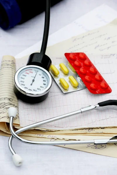 Stethoscope, blood pressure monitor, pills — Stock Photo, Image