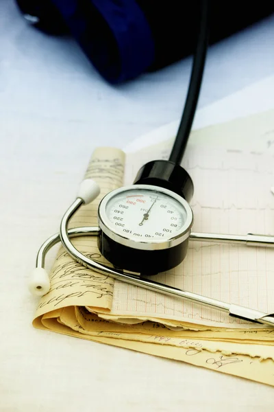 Stethoscope, blood pressure monitor — Stock Photo, Image