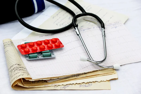 Stethoscope and pills — Stock Photo, Image