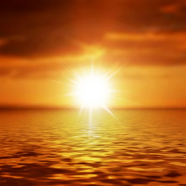 Puesta de sol sobre agua —  Fotos de Stock