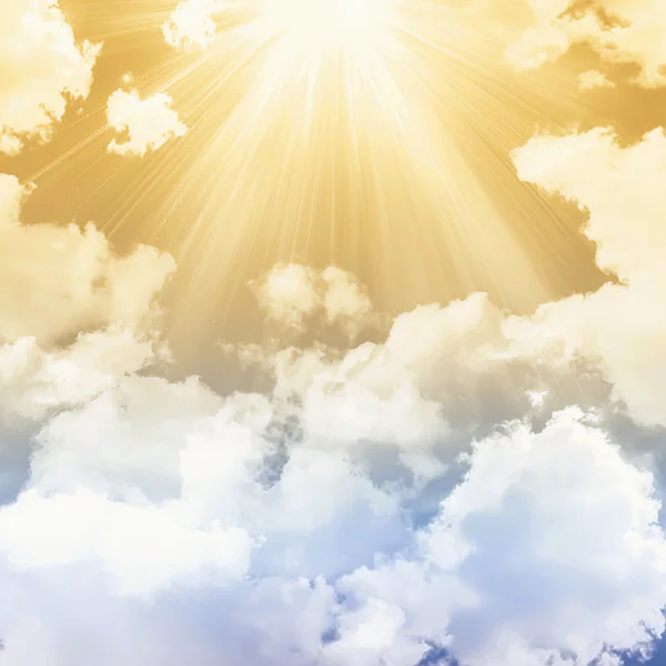 Błękitne niebo ze słońcem — Zdjęcie stockowe