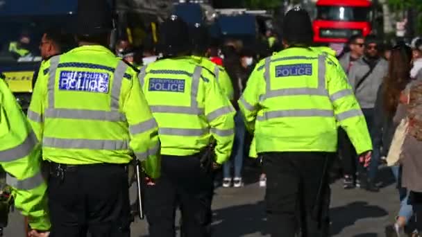 Londres Mayo 2021 Oficiales Policía Metropolitana Marchan Hacia Grupo Manifestantes — Vídeos de Stock