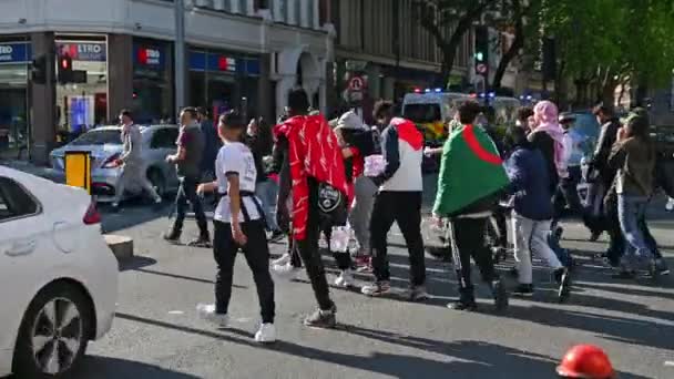 Londýn Května 2021 Spravedlnost Pro Palestinské Demonstranty Přecházející Rušnou Londýnskou — Stock video