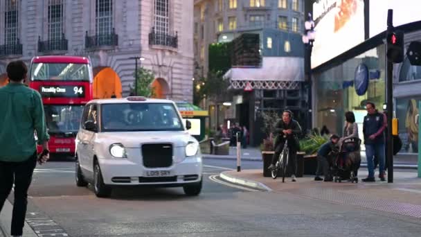 ロンドン 2021年5月30日 レッド ロンドン ダブル デッカー ロンドン タクシーなどの交通はピカデリー サーカスを経由して夕方早くに運行 — ストック動画