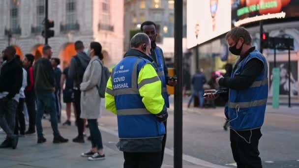 London Mai 2021 City Westminster Covid Marshals Piccadilly Circus Mit — Stockvideo