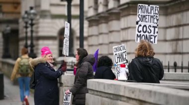 10 Mart 2020 'de Somerset House, King' s College London 'ın önünde pankartlarla grev yapan öğretim görevlileri