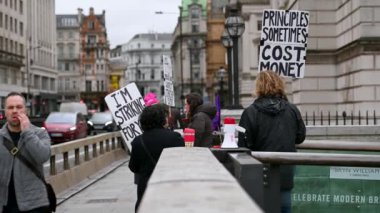 10 Mart 2020: Somerset House, King 's College London' ın önünde grev yapan trafik hocaları