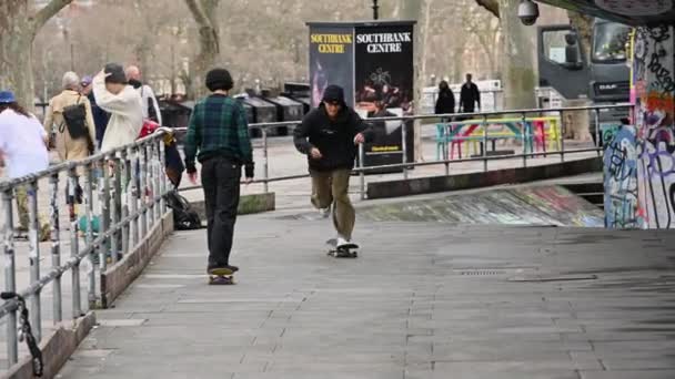 Londýn Března 2020 Mladý Skateboardista Jeho Přátelé Nacvičují Své Tahy — Stock video