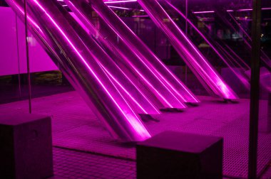 Londra Gözü için gece vakti renkli olarak aydınlatılmış çapa noktaları.