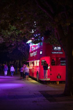 LONDON - 14 Eylül 2021: Londra 'nın Southbank' inde Donmuş Yoğurt Kafe olarak kullanılan Kırmızı Çift Katlı Otobüs