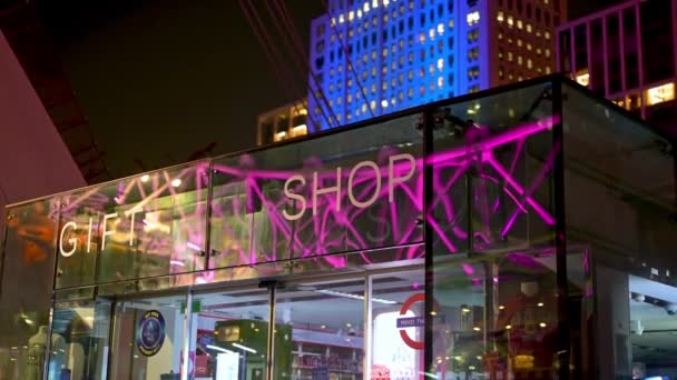 Londres Septiembre 2021 Señal Tienda Regalos London Eye Por Noche — Vídeo de stock